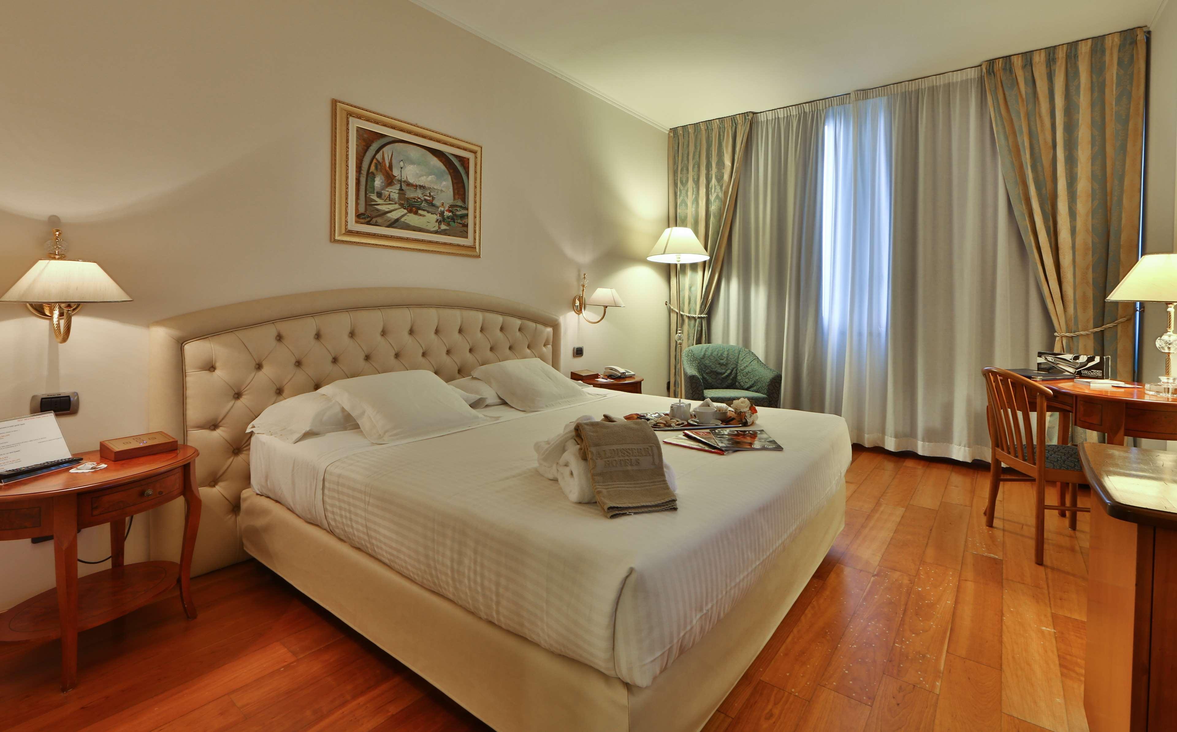 Western Globus 4*