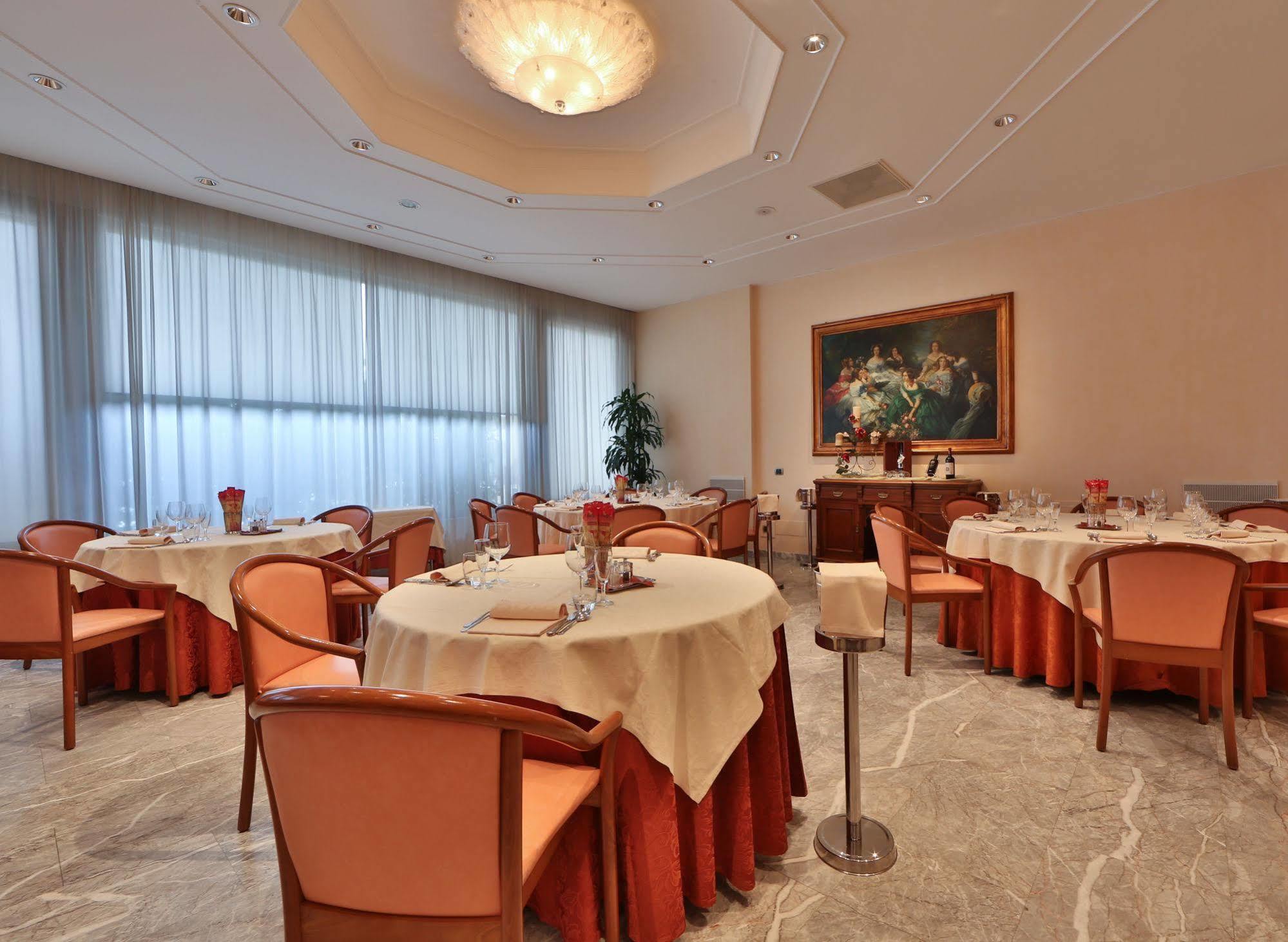 Western Globus Hotel 4*